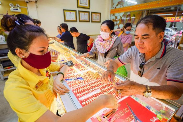  Vàng trong nước sẽ giảm mạnh nếu vàng thế giới bị chốt lời. Ảnh: Chí Hùng. 