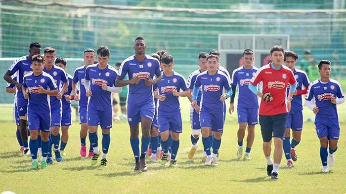 TP.HCM tập chiều 25-7 không có HLV mà chỉ có các trợ lý. Ảnh: TPHCM