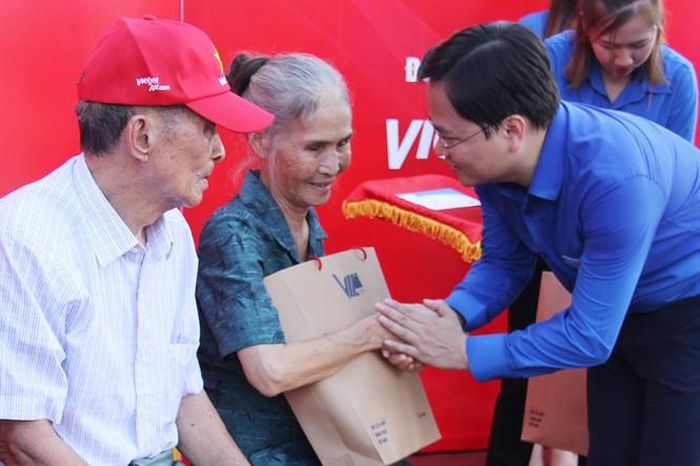 Lãnh đạo T.Ư Đoàn tặng quà tri ân cựu tù Côn Đảo.