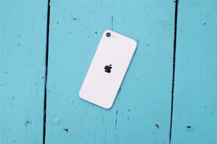 Theo AbacusNews, tất cả các phiên bản của chiếc iPhone SE 2020 đã trở nên cháy hàng tại thị trường tỷ dân. Theo số liệu từ trang thương mại điện tử JD.com, hơn 145.000 chiếc iPhone SE 2020 đã được bán ra ngay trong ngày đầu lên kệ.