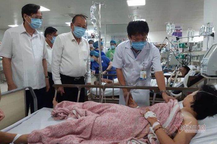 Phó Thủ tướng Thường trực Trương Hòa Bình thăm hỏi, động viên những nạn nhân trong vụ tai nạn