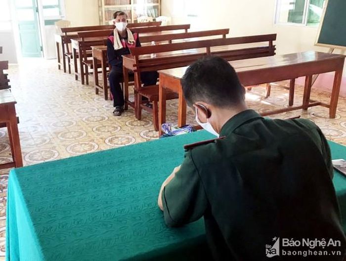 Cán bộ Đồn Biên phòng Na Loi lấy lời khai của đối tượng vượt biên trái phép Lộc Văn Hà. Ảnh: Phương Linh