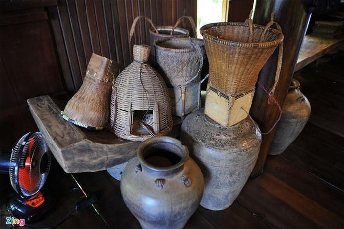 Các vật dụng như chum vại, ché, các túi được đan đát bằng dây mây... hơn 100 năm tuổi vẫn được lưu giữ tại các ngôi nhà.