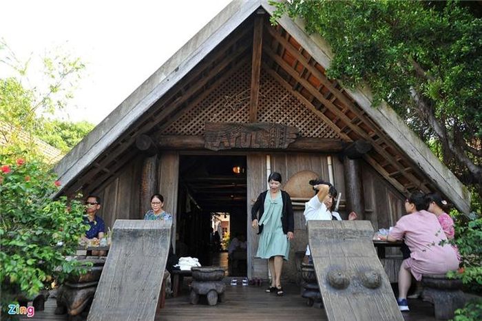 Buôn Akõ Dhông tọa lạc tại vùng đất bắt nguồn của sáu con suối, trong đó có Ea Nuôl, con suối lớn nhất Buôn Ma Thuột. Trong tiếng Ê Đê, Akõ Dhông là "đầu nguồn suối" nên ngôi làng được đặt theo tên này. Ngày nay, buôn Akõ Dhông là một trong những địa điểm thu hút khách du lịch mỗi khi đến Đắk Lắk.