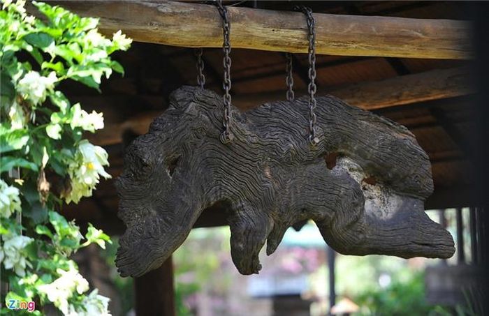 Người Ê Đê chuộng dùng tạo hình tự nhiên, sẵn có của các loại gỗ trên rừng làm biển hoặc vật dụng trang trí trong nhà.
