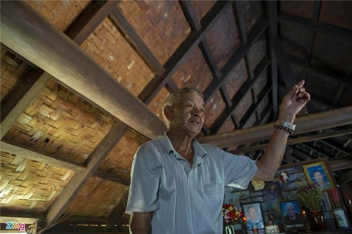 Ông Y Srol Knul (79 tuổi, ngụ buôn Akõ Dhông) cho biết căn nhà của ông được dựng từ năm 1972, đến nay gần 50 năm nhưng chưa sửa lần nào. Cũng theo ông, phần lớn những ngôi nhà sàn trong buôn cũng có tuổi tương tự như ngôi nhà của ông, hoặc ít hơn.