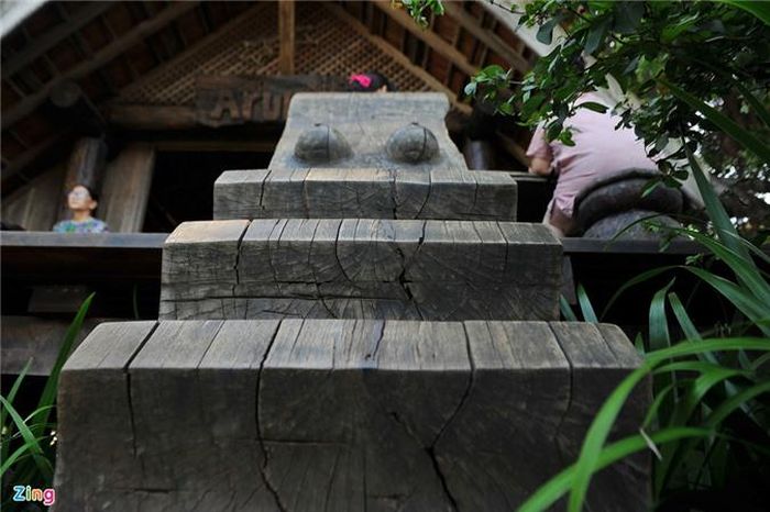Trước các nhà có 2 cầu thang lên xuống. Một trong số đó là cầu thang cái dành cho phụ nữ và khách quý. Đỉnh cầu thang được đẽo giống mũi tàu, phía dưới có vầng trăng khuyết và đôi bầu sữa tượng trưng cho quyền lực của người phụ nữ trong chế độ mẫu hệ.