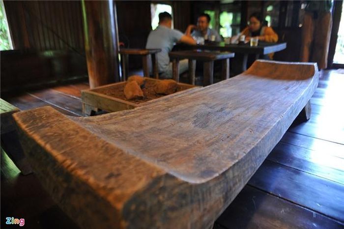 Một chiếc phản bằng gỗ nguyên khối. Theo gia chủ, đây là vật dụng không thể thiếu trong các ngôi nhà truyền thống của đồng bào Ê Đê.