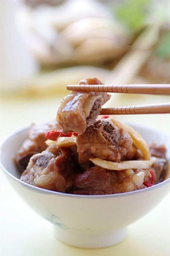 Múc sườn non hấp gừng ra bát. Dùng nóng với cơm.