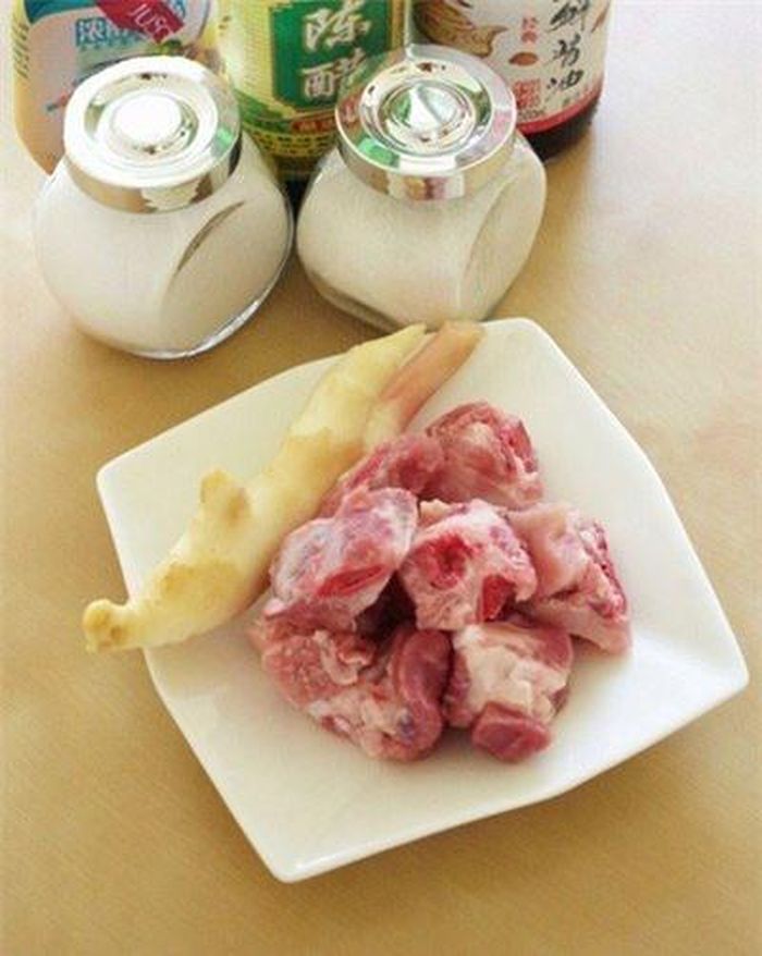 Từng miếng sườn non hấp gừng ngon mềm, vừa không quá khô xác lại chua ngọt vừa miệng nên khiến bạn ăn mãi mà không thấy ngán.