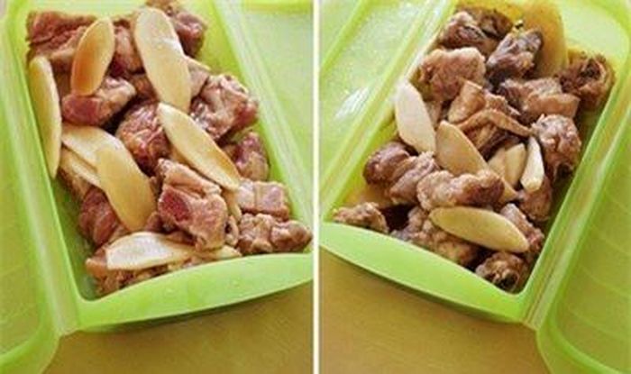 Rưới hỗn hợp gia vị ở bước 1 vào bát sườn. 