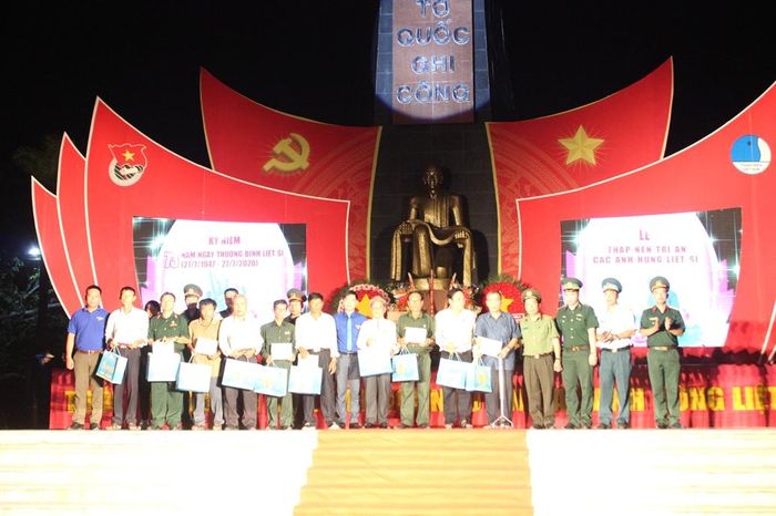 Ban Thường vụ Tỉnh đoàn trao quà tri ân các cựu chiến binh.
