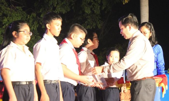 Ông Hà Quốc Trị trao học bổng cho con em gia đình chính sách.