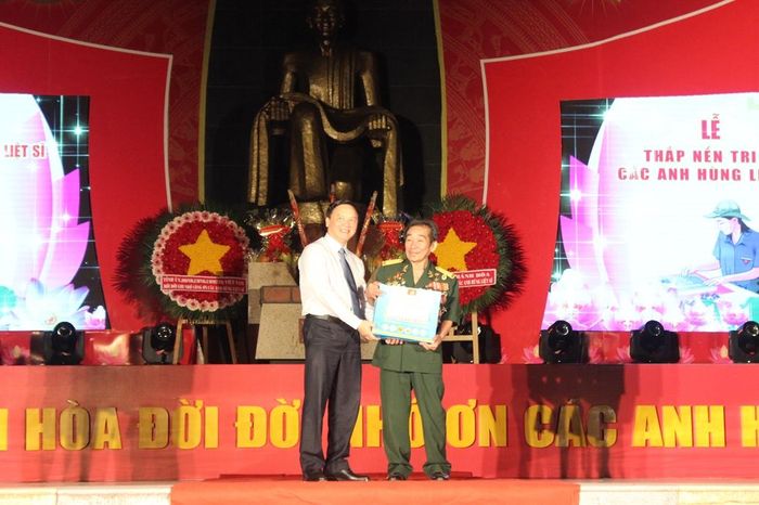Ông Nguyễn Khắc Định tặng quà cho Anh hùng lực lượng vũ trang nhân dân Nguyễn Đức Quân.