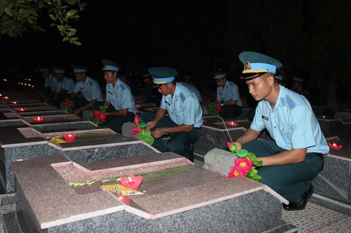 Các đoàn viên quân đội thắp hương tri ân các anh hùng liệt sĩ.