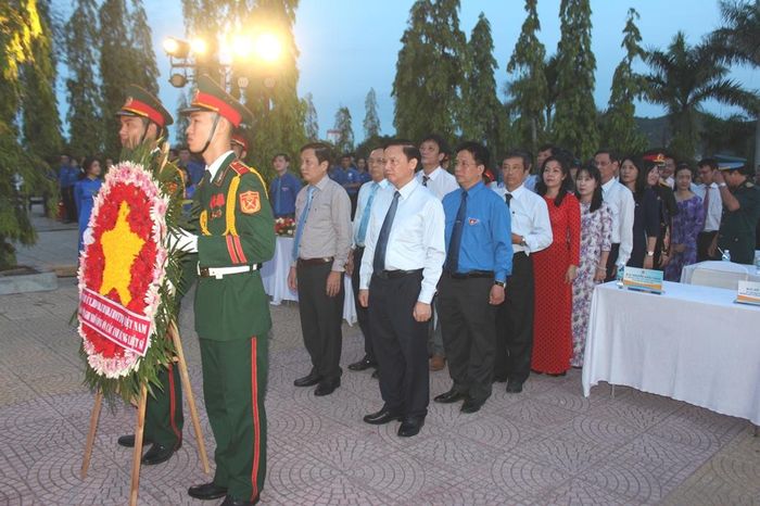 Ông Nguyễn Khắc Định và lãnh đạo tỉnh đặt vòng hoa tưởng nhớ các anh hùng liệt sĩ.