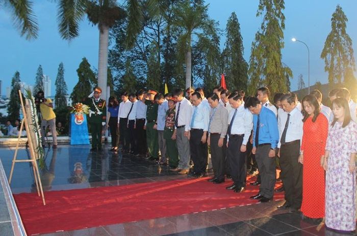 Các đại biểu dành một phút mặc niệm tưởng nhớ công ơn của các anh hùng liệt sĩ.