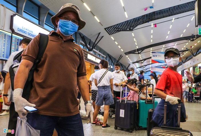 "Khi đến sân bay, tôi thực hiện đầy đủ theo chỉ dẫn và đảm bảo an toàn, tránh lây nhiễm chéo", ông Hà Quy Vũ (du khách từ TP.HCM) nói.