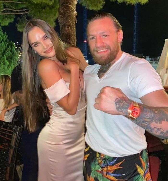 Sevastyanova vấp phải nhiều chỉ trích khi chụp ảnh với dáng vẻ quá gần gũi cùng Conor McGregor. Ảnh: Instagram.