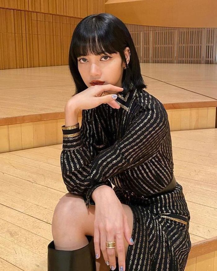 Bên cạnh đó, vì mới trở thành đại sứ hãng trang sức cao cấp Bvlgari, Lisa cũng không quên lăng xê đồng hồ cùng chiếc nhẫn đắt giá đến từ thương hiệu Italy. Trước đó, cô từng nhiều lần diện trang sức Bvlgari trong các sự kiện quan trọng. Ảnh: Bvlgari, @lalalalisa_m.