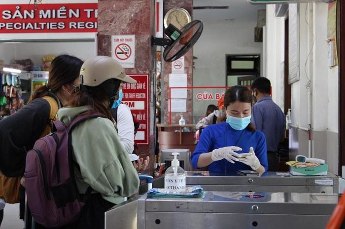 Kiểm tra thông tin hành khách trước khi vào ga.