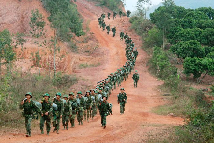  Cán bộ, chiến sĩ Trung đoàn Bộ binh 95 (Sư đoàn 325) hành quân huấn luyện dã ngoại.