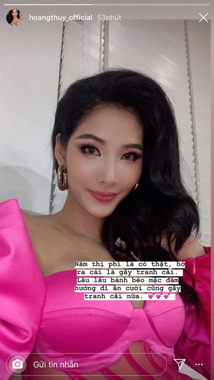 Cô đã lên tiếng than thở vì những tranh cãi xoay quanh bộ váy.