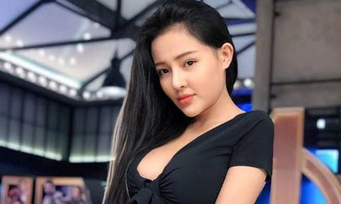 Vốn yêu thích phong cách hở hang trên dưới nên khi làm DJ, Ngân 98 càng được dịp “bung lụa” với những bộ trang phục “khó đỡ” khiến người đối diện cảm thấy ngượng thay.