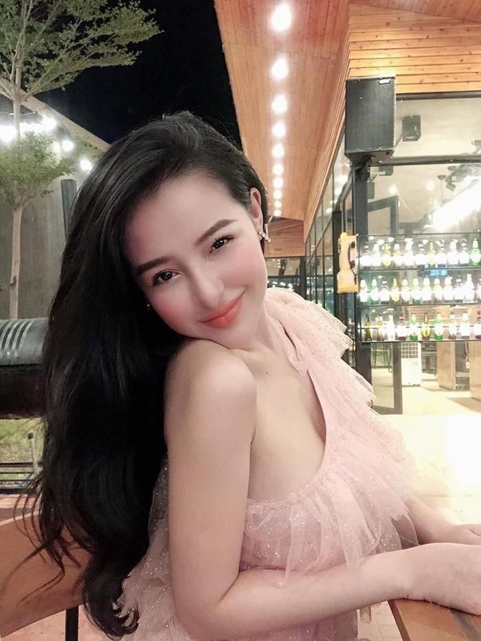 Mặc dù xung quanh có rất nhiều người nhưng hot girl thị phi vẫn thoải mái nhảy nhót trong trang phục "mặc như không mặc".