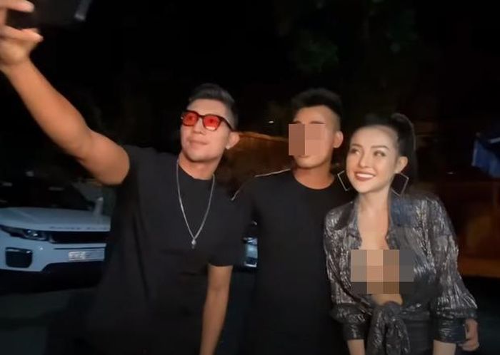 Được biết, đêm diễn mà Ngân 98 tham gia thực chất là buổi pool party.