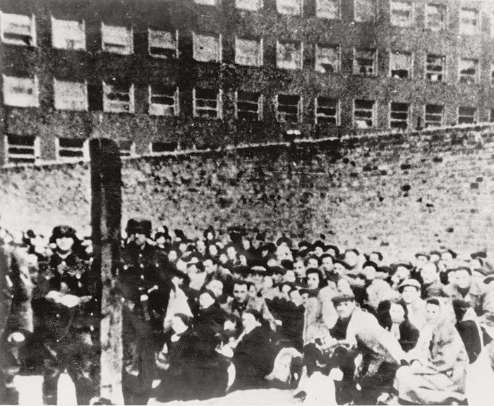Nhờ những nỗ lực đó, dịch bệnh sốt phát ban ở ghetto Warszawa dần được khống chế và không còn ca nhiễm mới.