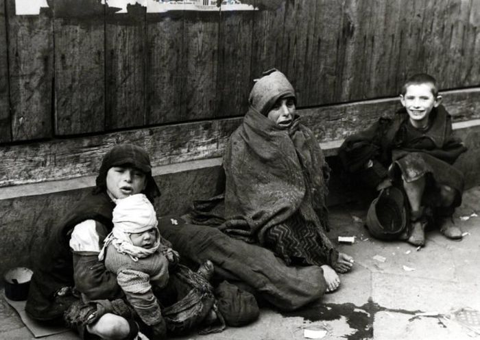 Để ngăn chặn sự lây lan của dịch bệnh, một số bác sĩ người Do Thái sống ở ghetto tiến hành một số biện pháp như thực hiện cách ly người bệnh và chú trọng vấn đề vệ sinh cá nhân.