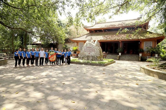  Khu Di tích lịch sử quốc gia, địa điểm công bố ngày Thương binh - Liệt sĩ (27/7) tại xã Hùng Sơn, huyện Đại Từ những ngày này luôn tấp lập các đoàn khách từ khắp mọi miền Tổ quốc về thăm viếng.