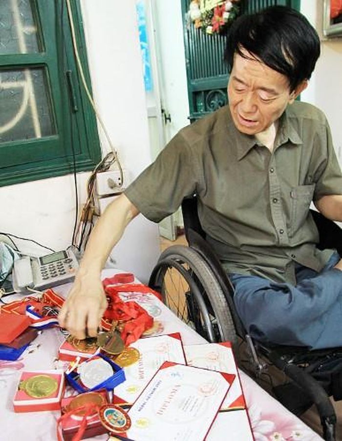 Thương binh Trần Mạnh Tuấn kể về những tấm huân, huy chương của mình. 