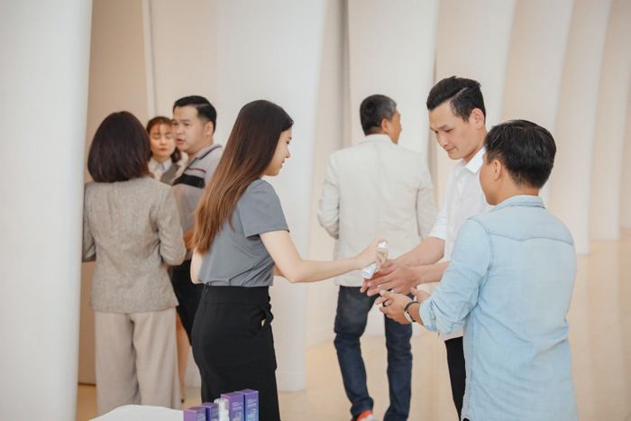 Người tham gia sự kiện được khử khuẩn trước khi tham dự
