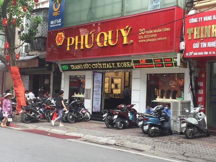 Ảnh chụp lúc 9 giờ 15 phút tại Vàng Phú Quý, phố Trần Nhân Tông, Hà Nội.