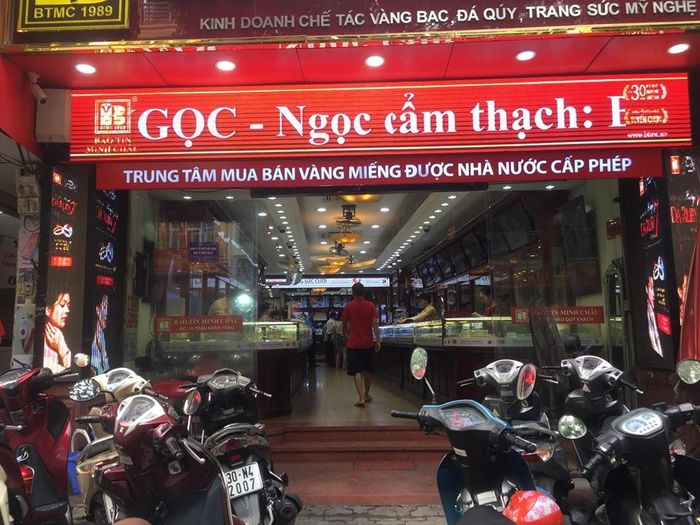 Khách tới giao dịch vàng tại Cửa hàng vàng trang sức Bảo Tín - Minh Châu