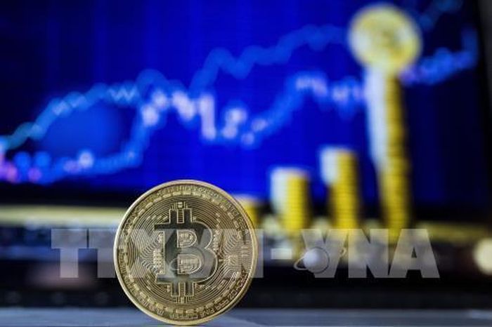 Đồng Bitcoin tại một quầy giao dịch ở Tel Aviv, Israel. Ảnh: AFP/TTXVN