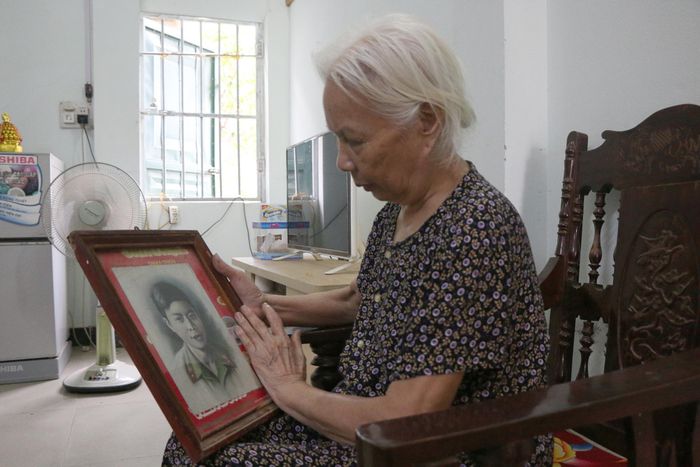 Mẹ Vũ Thị Tính luôn coi tấm ảnh của liệt sỹ Phạm Khải Tùng như báu vật, thường đem ra lau và ngắm mỗi khi nhớ về anh.