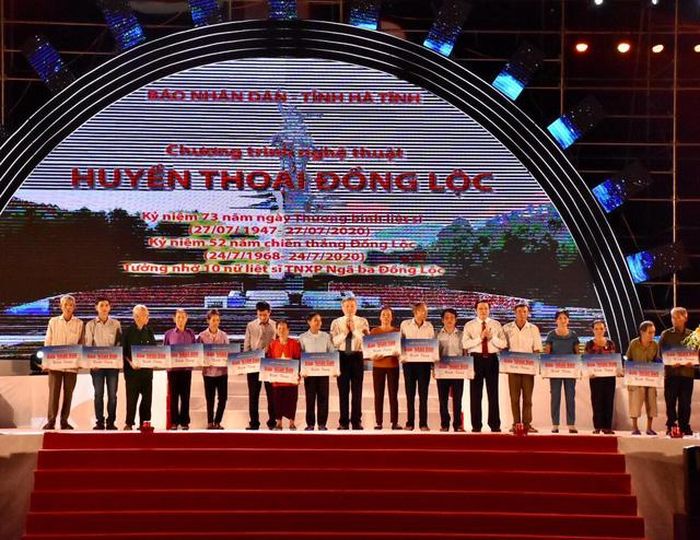 Phó Thủ tướng Thường trực Chính phủ Trương Hòa Bình trao các suất quà ý nghĩa thiết thực cho các gia đình chính sách