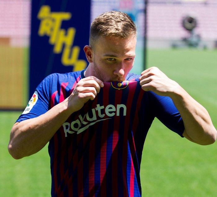  Arthur từng hôn vào logo Barca và luôn bày tỏ tình yêu với CLB, nhưng tất cả đã là quá khứ. Ảnh: Getty. 