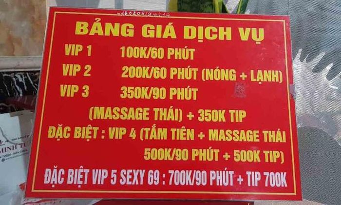  Bảng giá dịch vụ tại cơ sở massage Hà Châu. Ảnh: Lê Trai. 