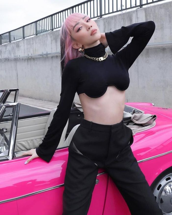Bella Hadid và Tóc Tiên cũng đều lăng xê crop top phom dáng ôm sát vòng một. Ảnh: Vogue, @toctien1305. 