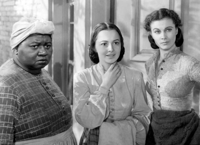 Olivia de Havilland trong vai Melanie Wilkes (giữa), phim “Cuốn theo chiều gió”