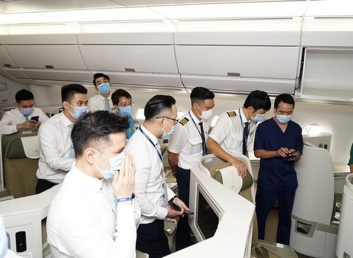 Chuyến bay có người lành và người bệnh, vì vậy công tác chuẩn bị đã được tính toán kỹ lưỡng - Ảnh: Vũ Tuấn