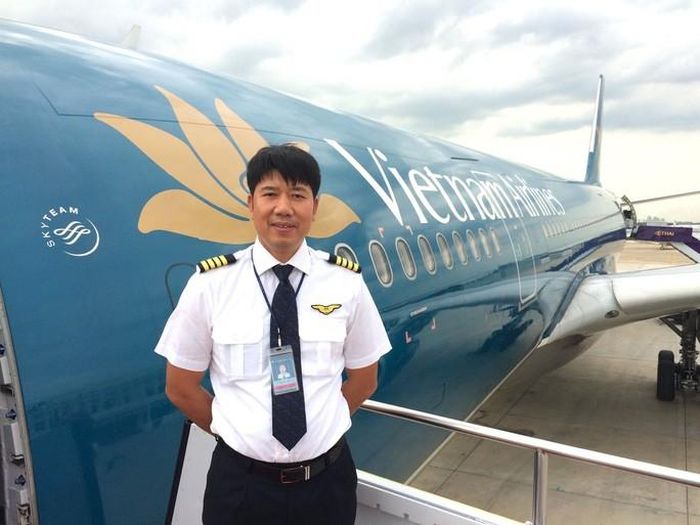 Cơ trưởng, giáo viên bay Phạm Đình Hưng, Phó Đội trưởng Đội bay A350 của Vietnam Airlines, là Cơ trưởng chỉ huy chuyến bay VN5 đặc biệt này.