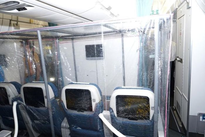 Buồng áp lực dương được lắp đặt trên máy bay, giúp giảm thiểu nguy cơ virus phát tán từ khu này sang khu kia, giữa bệnh nhân dương tính và bệnh nhân âm tính cũng như phi hành đoàn. Về nguyên lý, khi sử dụng buồng áp lực dương, không khí sẽ được thổi từ bên ngoài vào thông qua 1 hệ thống máy lọc, có thể lọc được cả virus. Không khí được lọc có thể coi là không khí sạch. - Ảnh: Vũ Tuấn