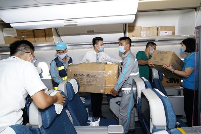 Để đảm bảo an toàn và sức khỏe cho các hành khách, đặc biệt là hơn 100 khách dương tính với virus, Bệnh viện Nhiệt đới Trung ương (Hà Nội) đã có kế hoạch và xây dựng kịch bản chi tiết cho chuyến bay. Số lượng trang thiết bị y tế mang theo gồm 2 máy thở, 2 máy khí dung, các monitor theo dõi, bộ đặt ống nội khí quản, bình oxy và 2 chiếc cáng để sẵn sàng cấp cứu trong trường hợp bệnh nhân diễn biến nặng - Ảnh: Vũ Tuấn