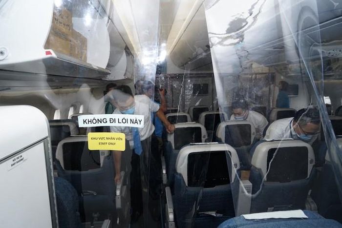 Máy bay được lắp rèm bằng nhựa dẻo để chia thành 3 khoang. Máy lọc không khí được bố trí ở mỗi khoang - Ảnh: Vũ Tuấn