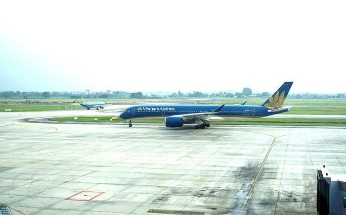7 giờ 45, máy bay cất cánh khỏi sân bay Nội Bài. Thời gian bay dự kiến là 12 tiếng, hạ cánh tại Bata vào lúc 13 giờ (giờ địa phương). Phi hành đoàn và các bác sĩ sẽ có khoảng 3 tiếng để đón 219 công dân Việt Nam lên tàu bay. Sau đó, chuyến bay sẽ quay trở lại Hà Nội vào lúc 11 giờ ngày 29-7 - Ảnh: Vũ Tuấn